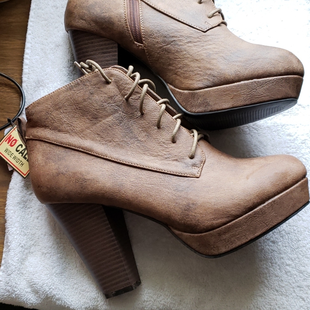 Women's 11wide No Call heeled ankle boot.